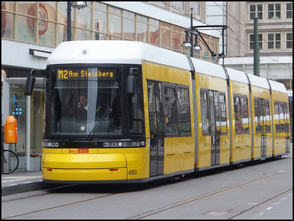 Moderne Straenbahn in Berlin am Alexanderplatz. 