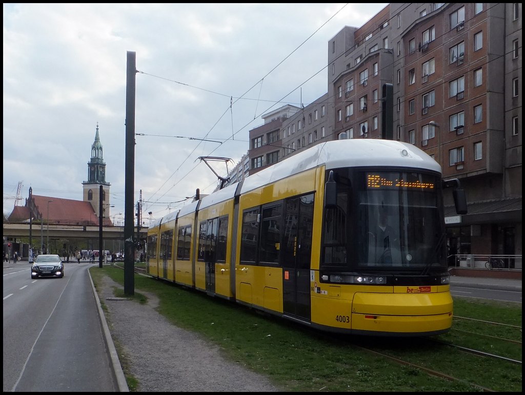 Moderne Straenbahn in Berlin am Alexanderplatz.