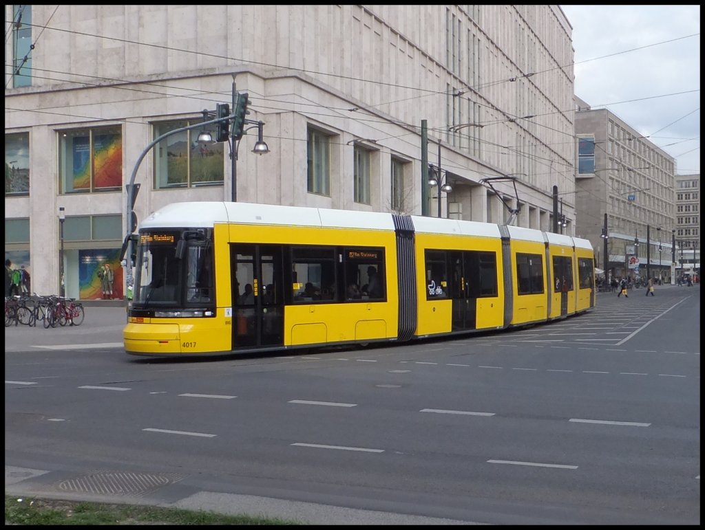 Moderne Straenbahn in Berlin am Alexanderplatz.