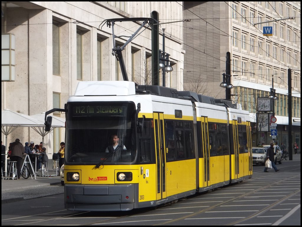 Moderne Straenbahn in Berlin am Alexanderplatz.