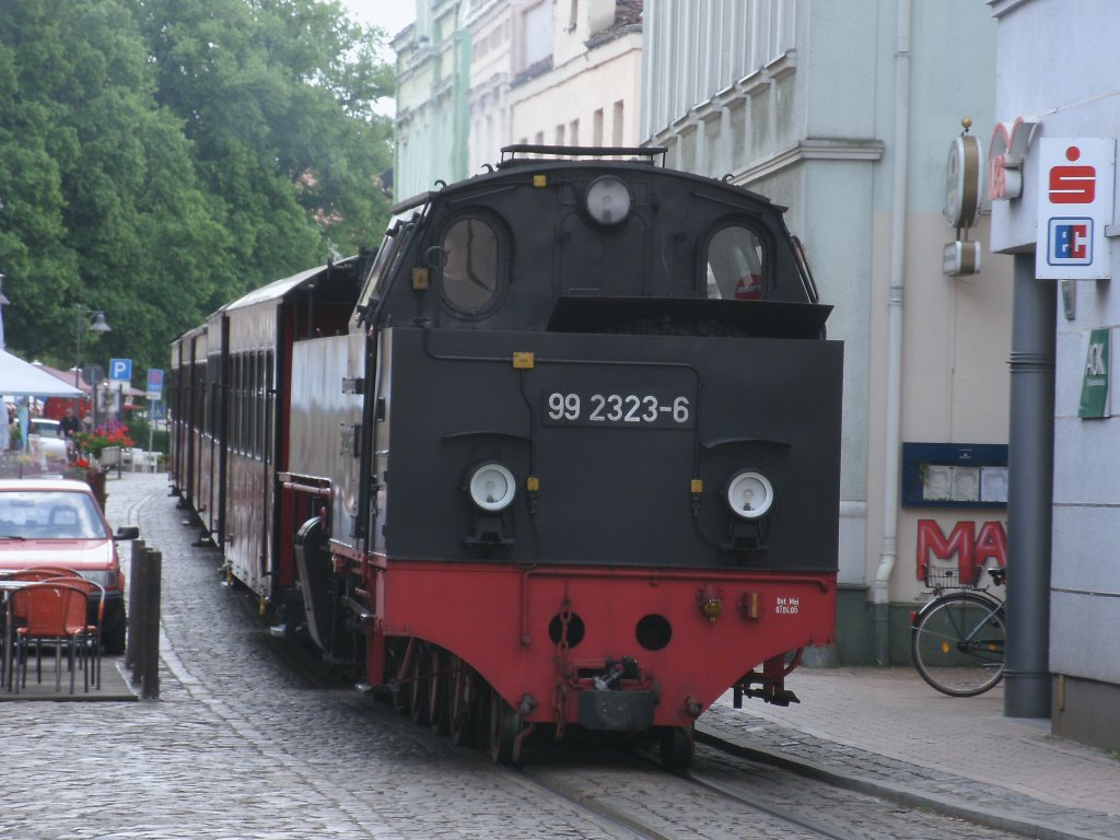 Molli`s bekannste Motiv ist die Stra�endurchfahrt durch Bad Doberan.Am 28.Mai 2011 war 99 2323 auf dem Weg nach K�hlungsborn West.