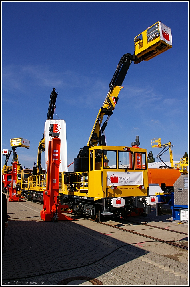 MPV Multi Purpose Vehicle (4-achsig) der Firma Windhoff GmbH mit Arbeitsb�hne (NVR-Nummer XTmass 99 85 9236 084-1, INNOTRANS 2010, gesehen Berlin 22.09.2010)