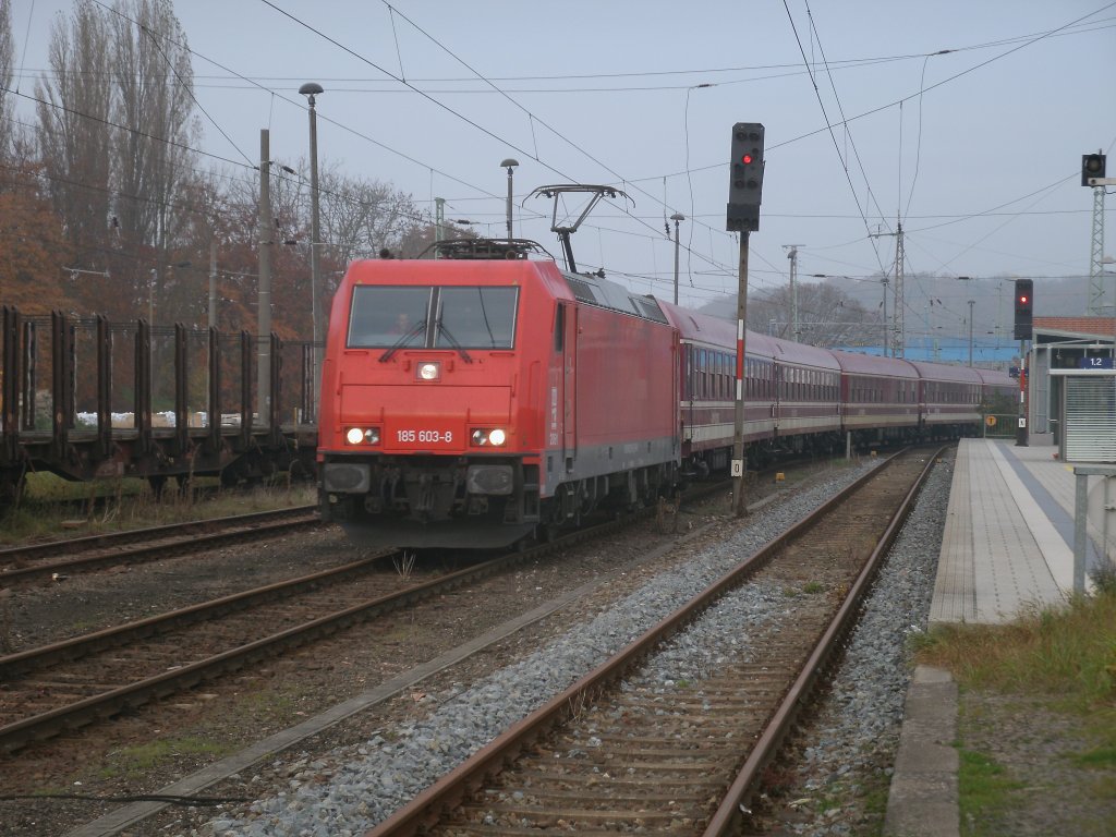 M�ller`s Saufzug steht mit der HGK 185 603 bis zum 06.November 2011 in Bergen/R�gen abgestellt.Hier kam der Leerpark aus Binz in Bergen/R�gen an.