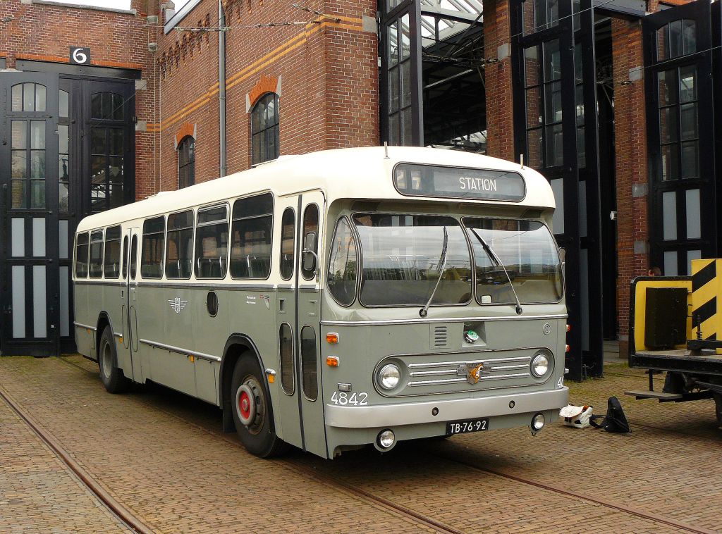 Museumbus NZH 4842 Leyland A-Road Werkspoor Baujahr 1960.  Haags openbaar vervoer museum  Den Haag 29-04-2012.

Museumbus NZH 4842 Leyland A-Road Werkspoor bouwjaar 1960. Haags openbaar vervoer museum. Den Haag 29-04-2012.