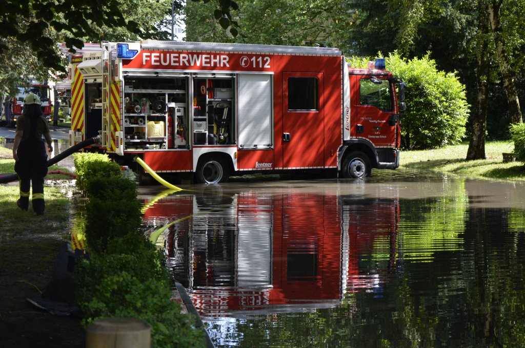 Nach dem sintflutartigen Regen am 20.06.13 musste das LF UB 1 der Freiwilligen Feuerwehr Kln, Lschgruppe Urbach (MAN TGL 12.250, Bj 2012, Aufbau Lentner) welches hier quer ber der auf 200m bersplten Strae steht, mehrere Stunden zum Leerpumpen eines vollstndig berfluteten Kellers eingesetzt werden.