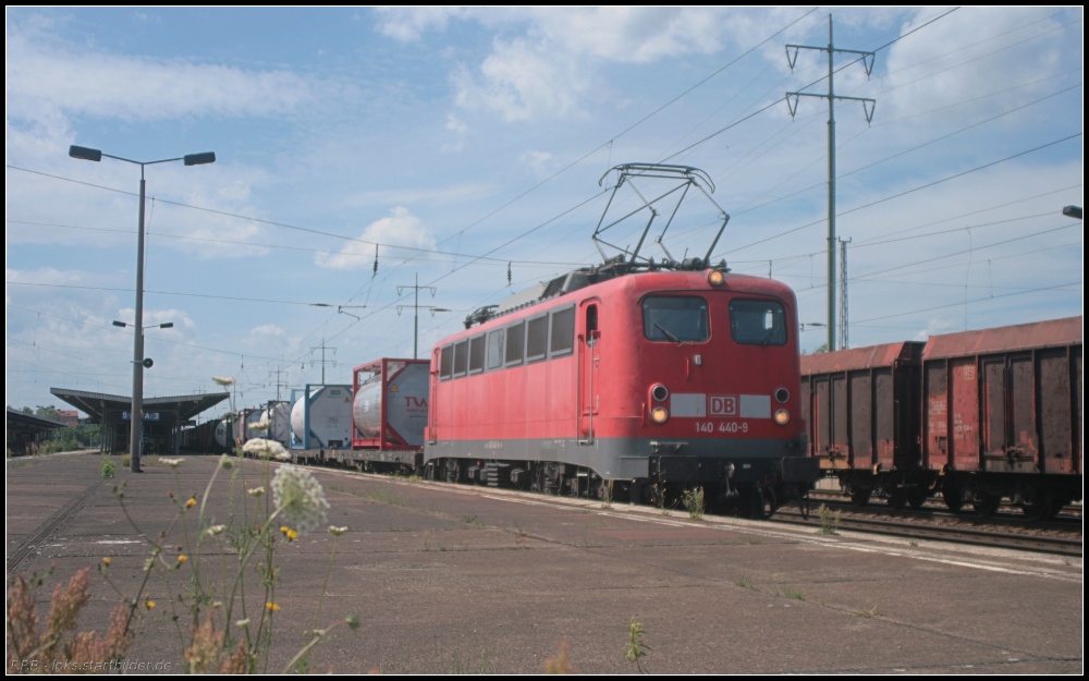 Nach dem Tf-Wechsel im Bahnhof Berlin Schönefeld-Flughafen geht es am 09.07.2011 für DB Schenker 140 440-9 wieder weiter Richtung Genshagener Heide
<br><br>
- Update: ++ 30.10.2014 bei Fa. Scholz, Espenhain