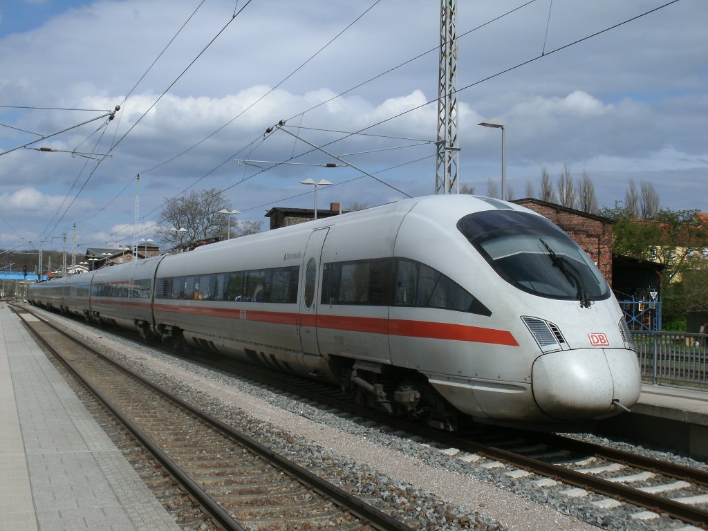 Nach ICE 411 051-6 ist nun 411 080-5 als Ersatzzug 2512 zwischen Rostock und Binz im Einsatz.Aufnahme am 27.April 2012 in Bergen/R�gen.