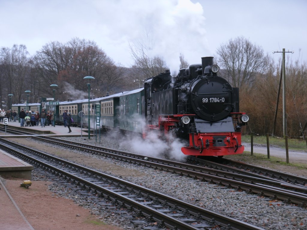 Nach der Kreuzung verlie� 99 1784-0 mit dem P 102 G�hren-Lauterbach Mole,am 02.Januar 2013,Binz LB.