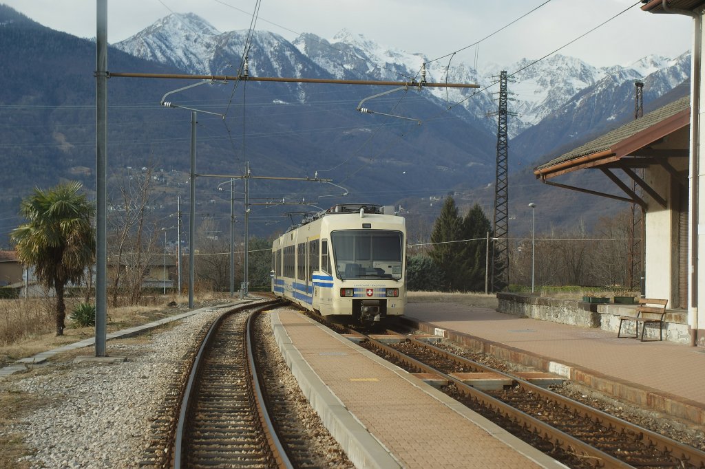 Nachdem in Villeneuve einige zweiteiligen Triebwagen mit einem weiteren Element verlngerter wurden, verkehren die nun dreiteiligen Triebzge als  Centovalli-Express , hier zu sehen auf der Fahrt von Locarno nach Domodossola beim Verlassen von Masera nach der Kreuzung mit unserem Zug. 
23. Jan. 2012