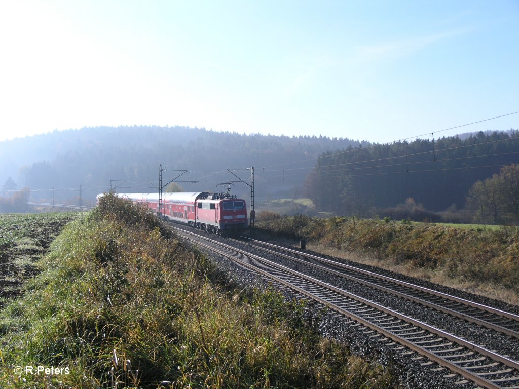 Nachschuss von 111 218-4 und RE4243 Nrnberg - Mnchen bei Dettenhofen. 29.10.10
