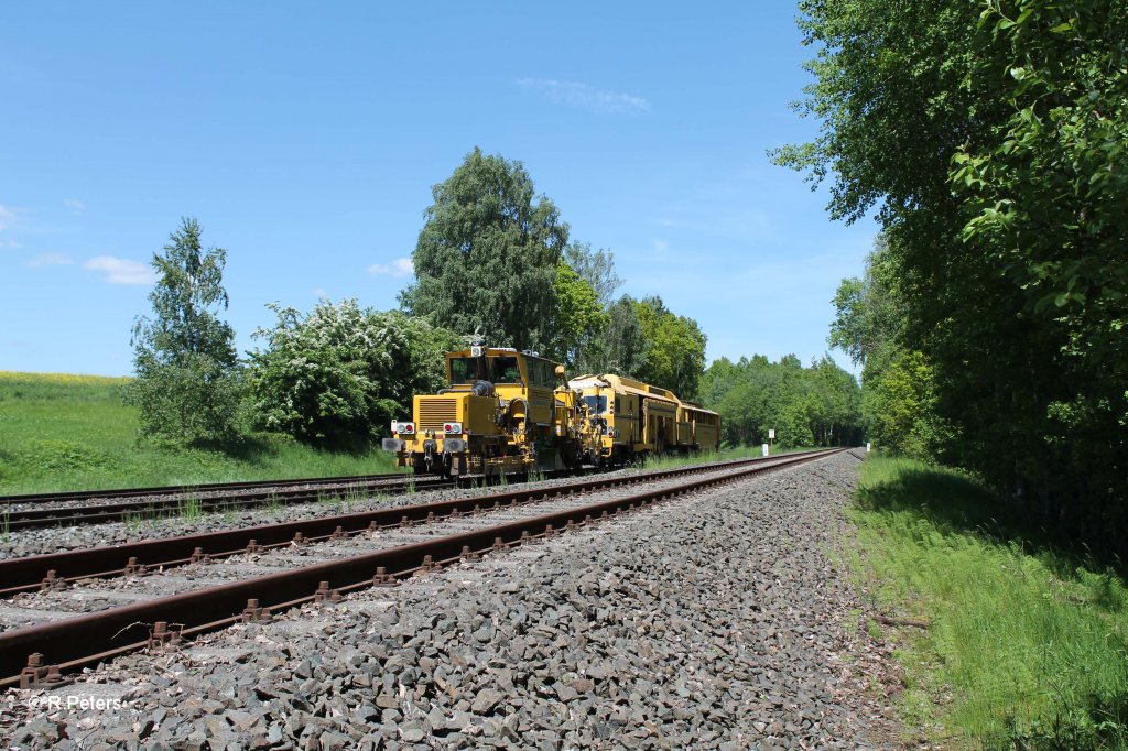 Nachschuss von Gleisstopfmaschine bei Schnfeld. 05.06.13