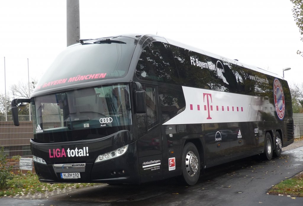 Neoplan-Cityliner von Autobus-Oberbayern aus Mnchen fhrt die Damen des FC-Bayern in Sindelfingen