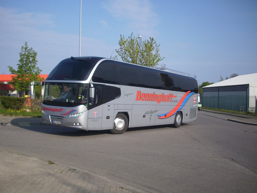 Neoplan Cityliner von Benninghoff aus Deutschland in Sassnitz im Gewerbegebiet.