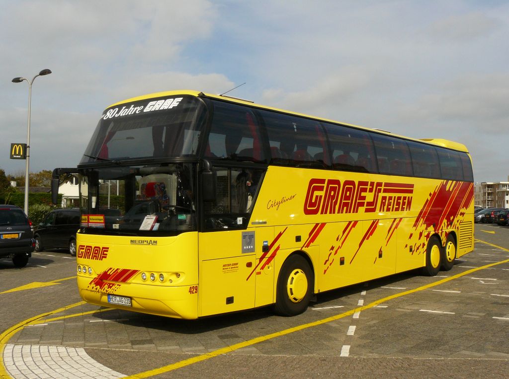 Neoplan Cityliner der Firma Graf aus Deutschland. Parkplatz Wantveld Noordwijk, Niederlande 30-09-2012.

Neoplan Cityliner van de firma Graf uit Duitsland. Parkeerterrein Wantveld Noordwijk 30-09-2012.