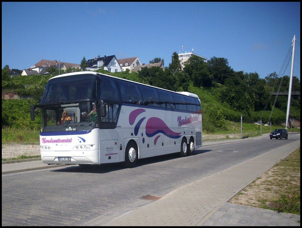 Neoplan Cityliner von Nordseetourist/Krahl aus Deutschland im Stadthafen Sassnitz.