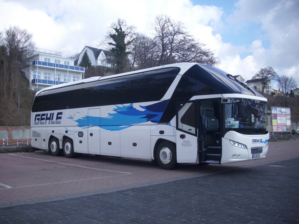 Neoplan Starliner von Gehle aus Deutschland im Sassnitzer Stadthafen.