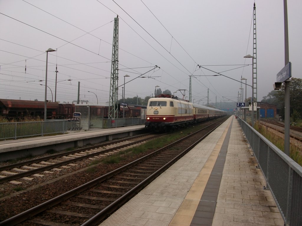 Nicht ganz zufrieden bin ich mit dieser Aufnahme.103 235 durchfuhr mit Sz 91301 Binz-Koblenz,am 26.September 2010,den Bahnhof Bergen/Rgen.