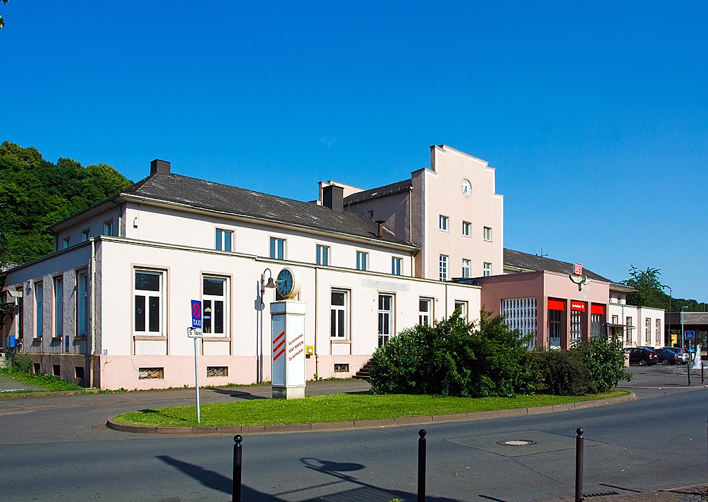 Nicht gerade eine Schnheit - Das Empfangsgebude von dem Bahnhof Dillenburg, hier man 07.07.2013 von der Straenseite gesehen. Dieser Bahnhof liegt an der KBS 443 (Dillstecke).