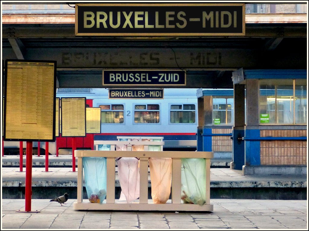 Nicht mal die M�lls�cke in Bruxelles Midi ergeben ein harmonisches Bild. 24.03.2012 (Jeanny)