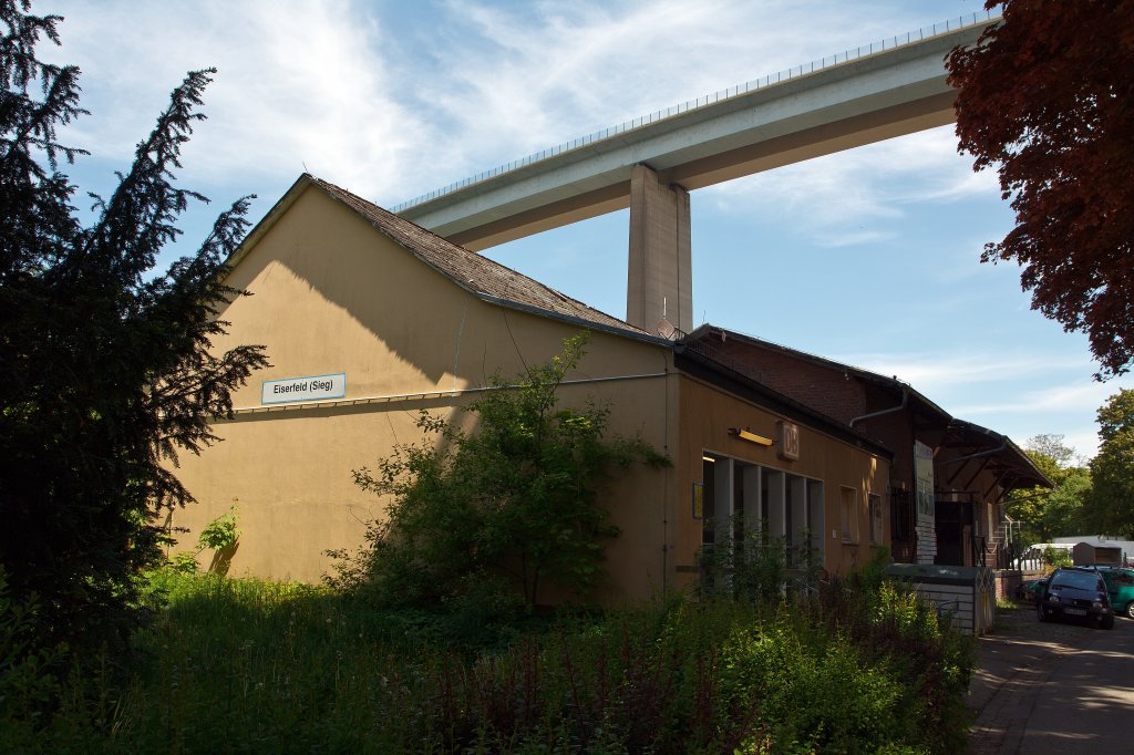 Nicht mehr der schnste: Der Bahnhof Eiserfeld (Sieg) am 15.05.2012. Darber die Sigtalbrcke der BAB 45, mit fast 106 Metern Hhe war sie mal eine der hchten in Deutschland.