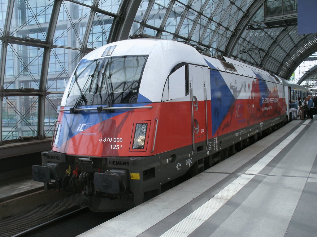Nicht nur den Berlin-Warschau-Express bespannen die PKP Werbe Husarzlok`s auch der EC 55 nach Gdynia Glowna z�hlt jetzt neu mithinzu.Am 14.Juli 2012 hielt 5 370 006 mit dem EC 55 in Berlin Lehrter Hbf.