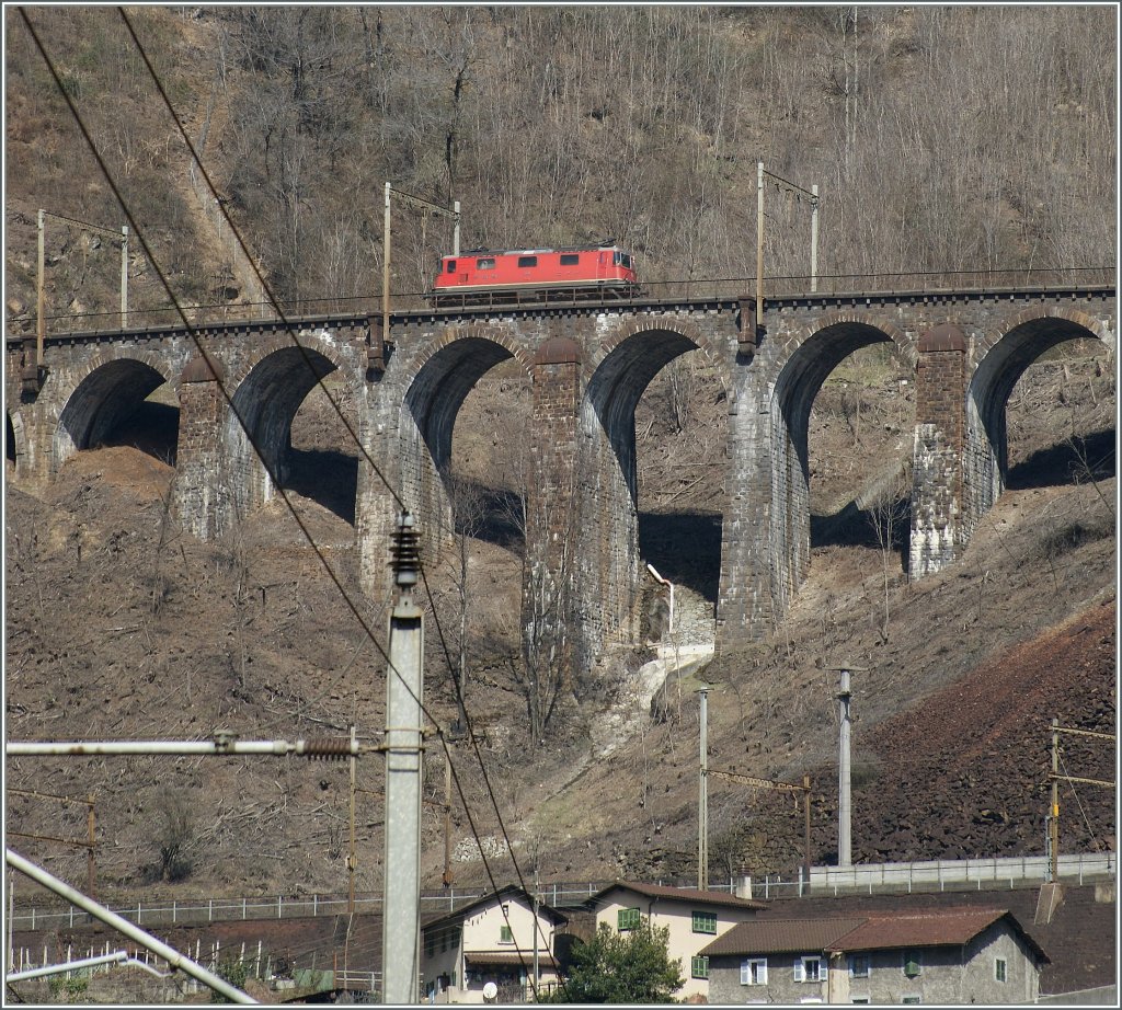 Nicht nur Kraftpakete mit langen Zgen kann man am Gotthard sehen, sondern auch einzelne Loks, wie hier ein Re 4/4 II auf der Bergfahrt auf dem Pianotondo-Viadukt am 3. April 2013