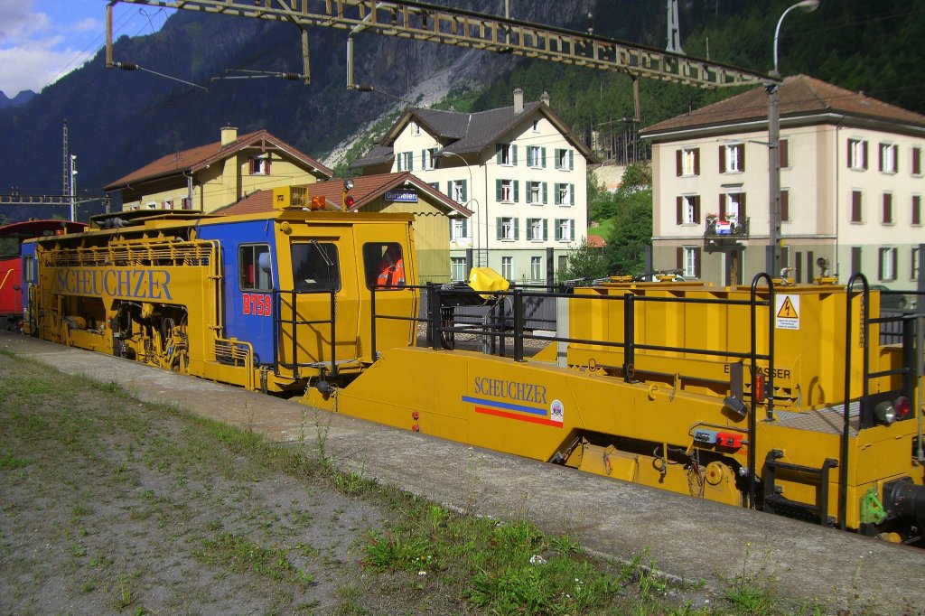 Nivellier-Richt-Stopfmaschine B 759 der Fa. Scheuchzer fr Normalspur.
Hersteller: Plasser & Theurer, Maschinentyp:08-16/90, am 29.07.2007 im Bahnhof Gurtnellen.
