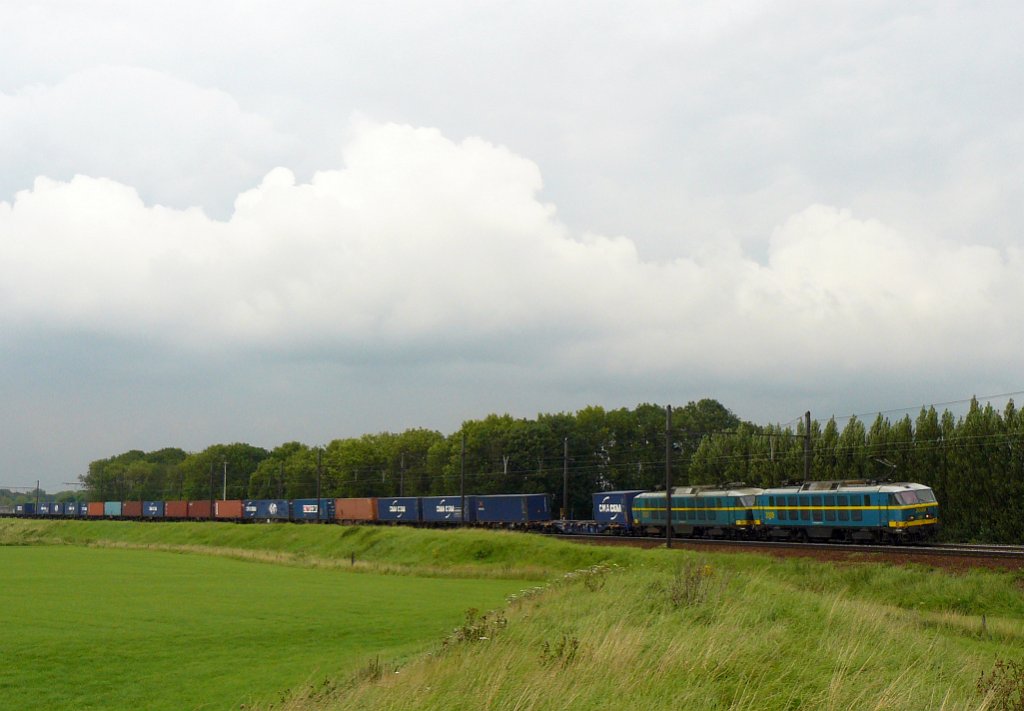 NMBS 2009 und 2021 mit Gterzug. Ekeren bei Antwerpen 12-08-2011.