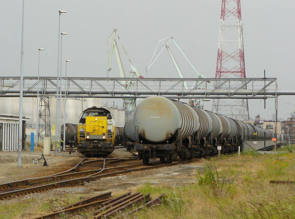 NMBS 7726 rangiert. Polderdijkweg Antwerpen Hafen 22-06-2012.