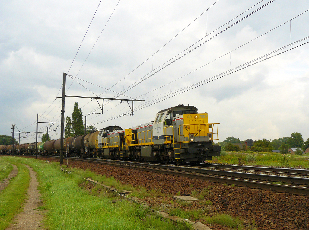 NMBS 7807 mit Schwesterlok. Ekeren bei Antwerpen 12-08-2011