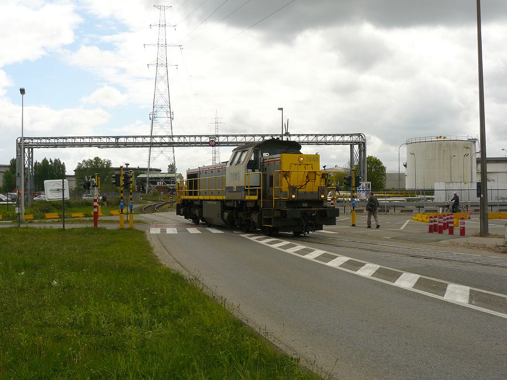 NMBS 7849 Overweg Polderdijkweg haven Antwerpen 10-05-2013.