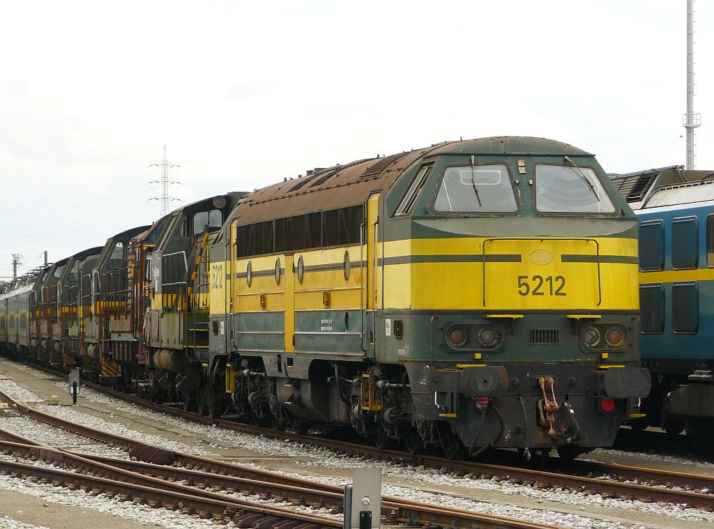 NMBS diesellok 5212, Antwerpen-Noord, Hafen Antwerpen 22-06-2012. 

NMBS diesellocomotief 5212 buitendienstgesteld. Antwerpen-Noord 22-06-2012.