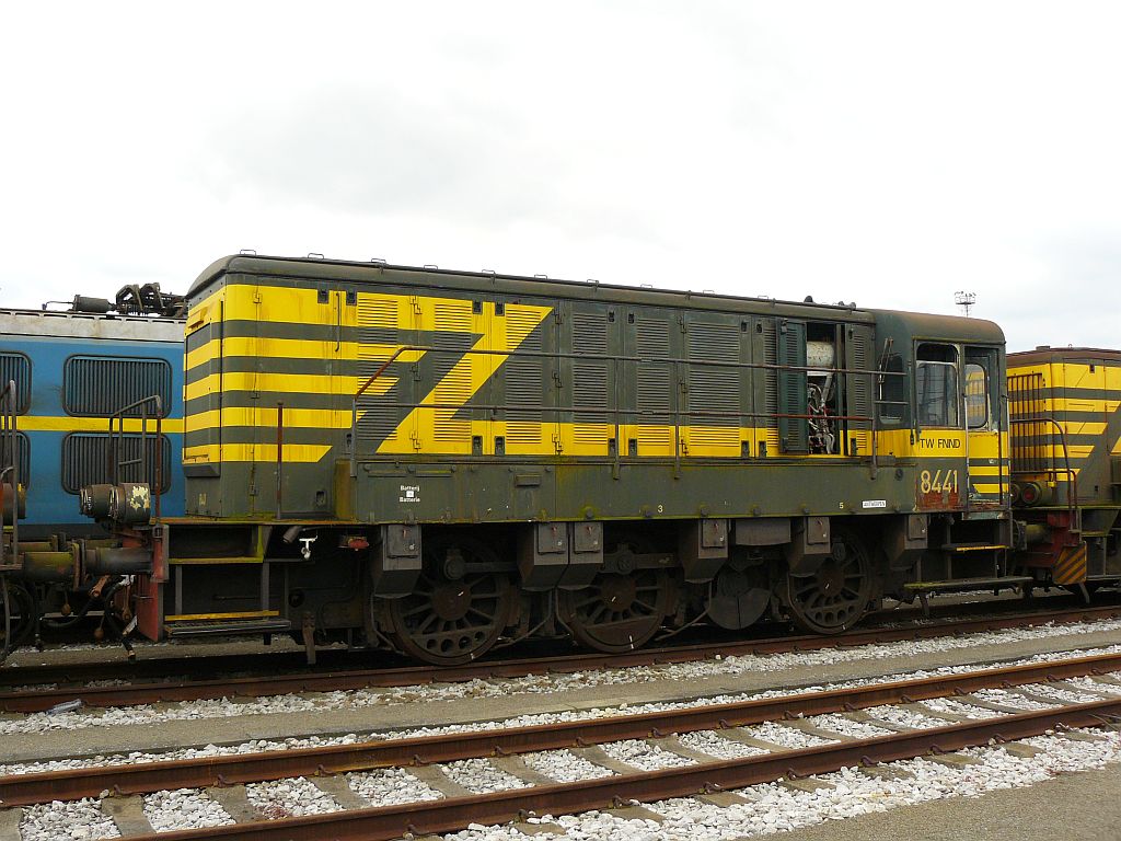 NMBS diesellok 8441, Antwerpen-Noord Hafen Antwerpen 22-06-2012.

NMBS diesellocomotief 8441 buitendienstgesteld. Antwerpen-Noord 22-06-2012.