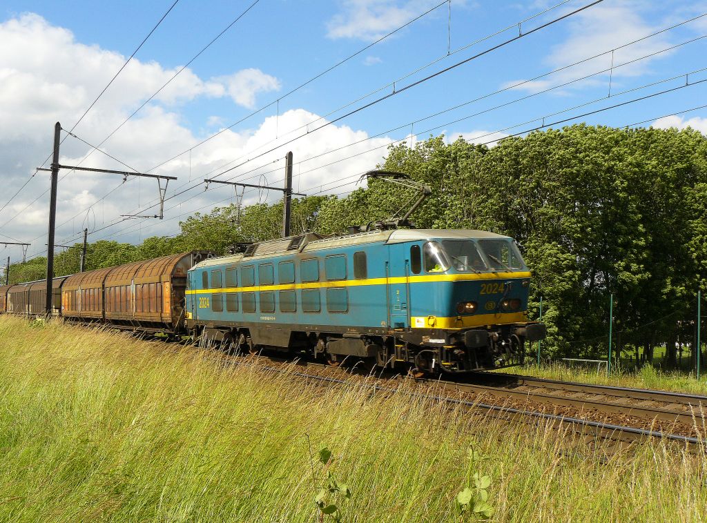 NMBS Lok 2024 Ekeren bei Antwerpen 22-06-2012. NMBS lok 2024 met goederntrein gefotografeerd in Ekeren bij Antwerpen 22-06-2012.  