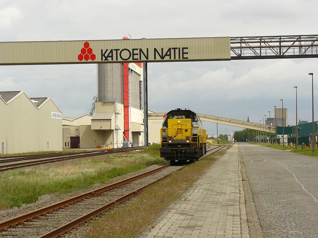 NMBS lok 7849 Kastelweg Hafen Antwerpen 10-05-2013

NMBS locomotief 7849 Kastelweg haven Antwerpen 10-05-2013