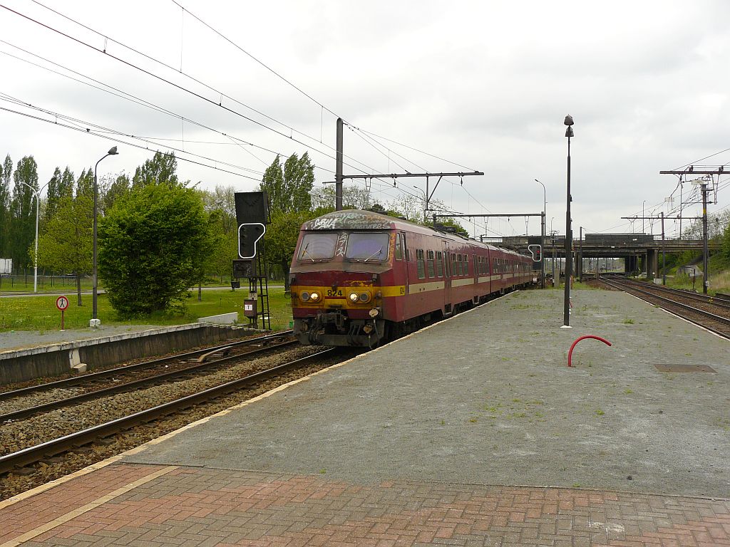 NMBS TW Type MS 75 Nummer 824, Antwerpen Noorderdokken 10-05-2013.

NMBS treinstel type MS 75 nummer 824, Station Antwerpen Noorderdokken 10-05-2013.