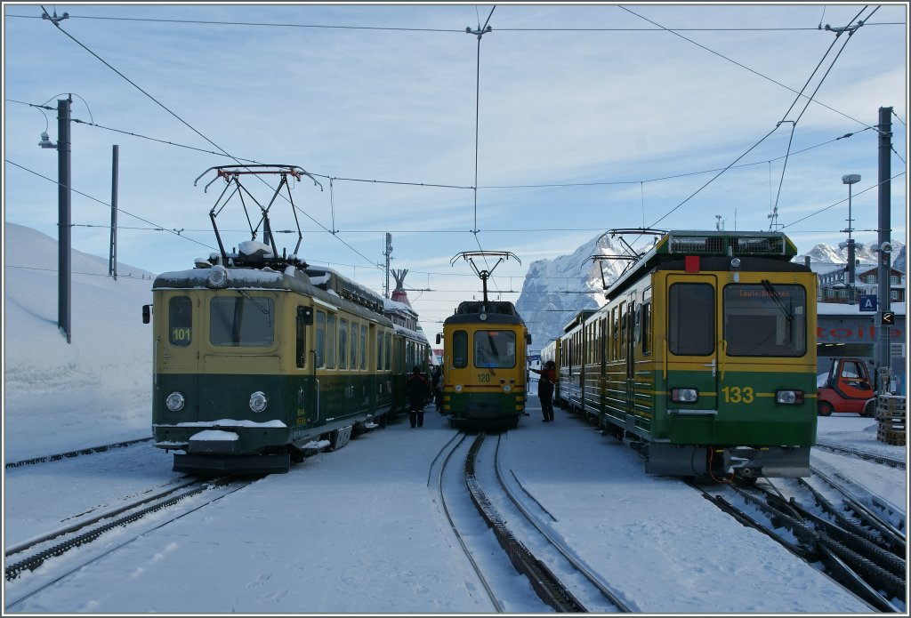 Noch ein Schneebild: WAB Zge im Bahnhof Kleine Scheidegg am sehr kalten Morgen des 4. Februar 2012.