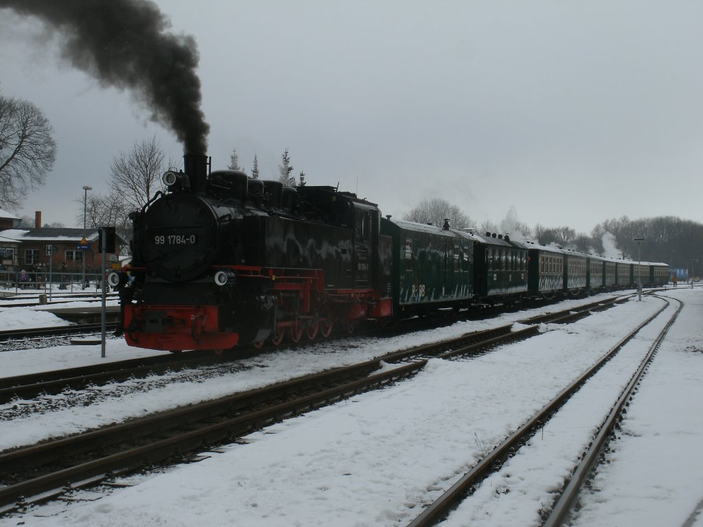 Noch nicht geschm�ckt und am anderen Zugende stand 99 1784-0,am 29.M�rz 2013,mit dem Ostersonderzug nach G�hren in Putbus.