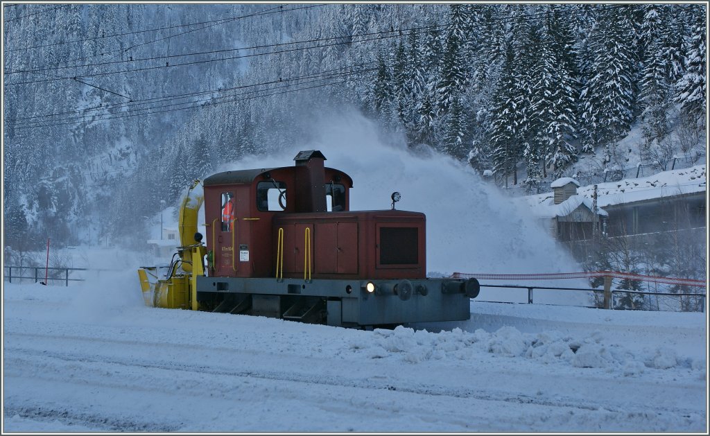 Nochmals wird Schnee gerumt: die XTm 104 in Gschenen am 12.12.12.