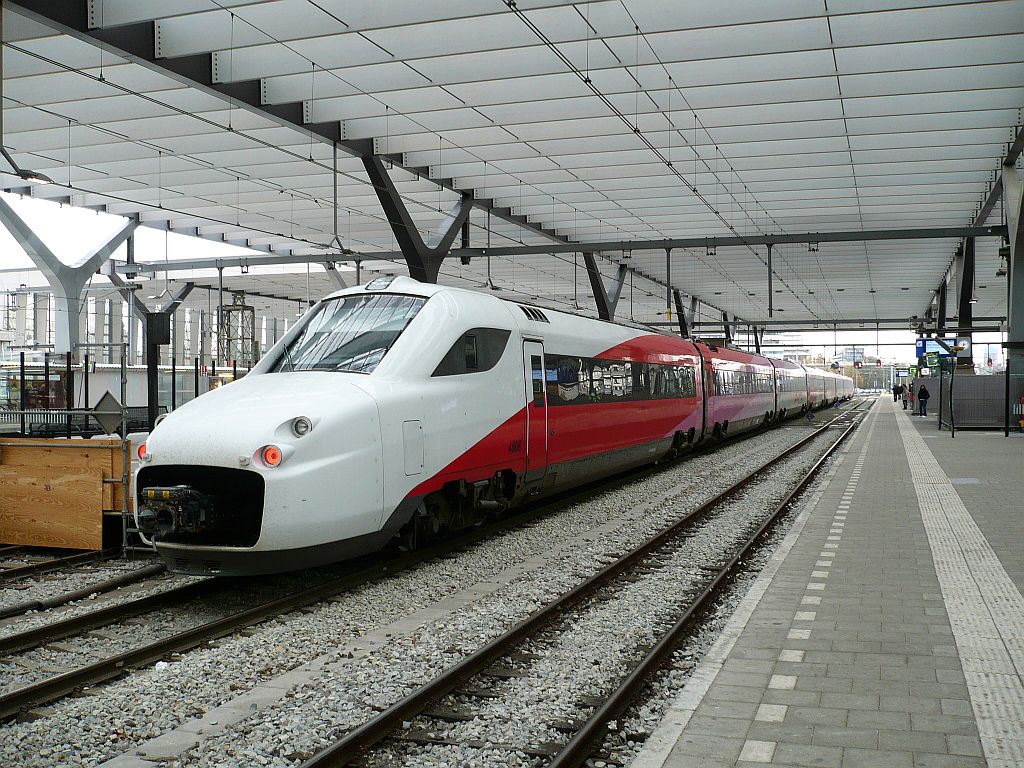 NS Hispeed  Albatros  V250 mit Nummer 4808 Gleis 10b. Rotterdam Centraal Station 21-11-2012.

NS Hispeed  Albatros  V250 treinstel nummer 4808 op spoor 10b langs het tijdelijke perron. Rotterdam Centraal Station 21-11-2012.