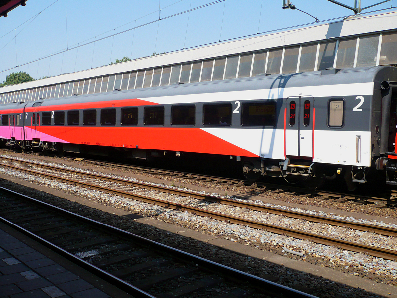 NS Hispeed Intercitywagen 2. Klasse Typ ICR mit Nummer 50 84 20-70 411-8 in ein FYRA gerade angekommen aus Amsterdam in Rotterdam Centraal Station am 23-06-2010.
