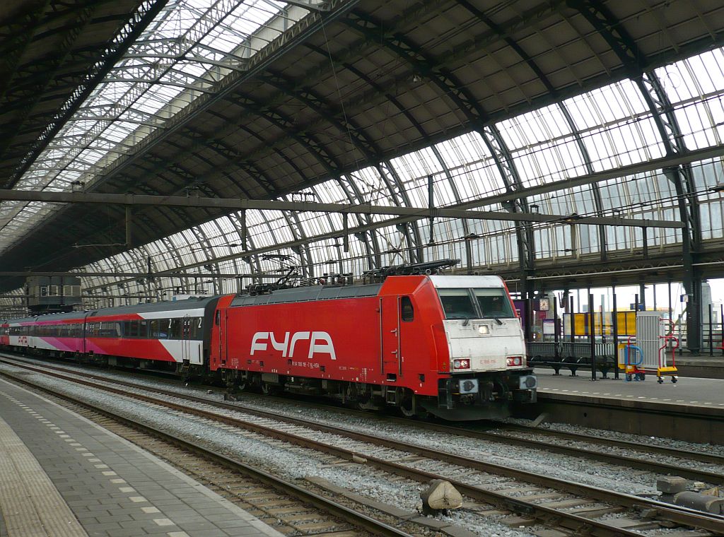 NS Traxx Lok E186 116 auf Gleis 13 Amsterdam Centraal Station 25-04-2013.

NS TRAXX locomotief E186 116 volledig nummer 91 84 1186 116-7 met Fyra trein als leeg materieel naar de Watergraafsmeer. Spoor 13 Amsterdam Centraal Station 25-04-2013.