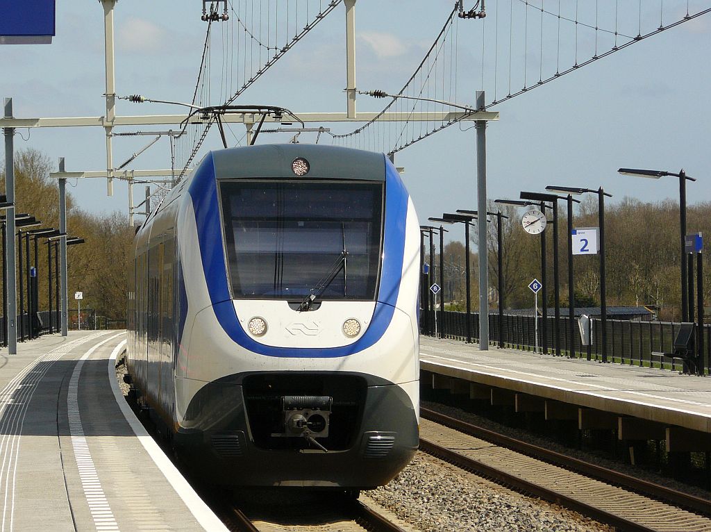 NS TW SLT-4 Nummer 2456 in Sassenheim am 20-04-2013.

NS treinstel SLT-4 2456 komt aan uit de richting Schiphol in Sassenheim 20-04-2013.