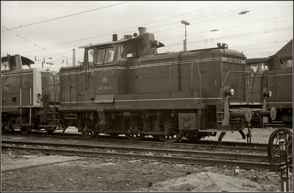 Nun da es so gut zu hellertal.startbilder passt: V60 372 in Singen (Hohentwiel) whrend ihrer sonntglichen Dienstruhe im Mrz 1979. Dank Armin gibt es auch die Daten dazu: Gebaut von Jung, Jungenthal (1957 unter Fabriknummer 12502).