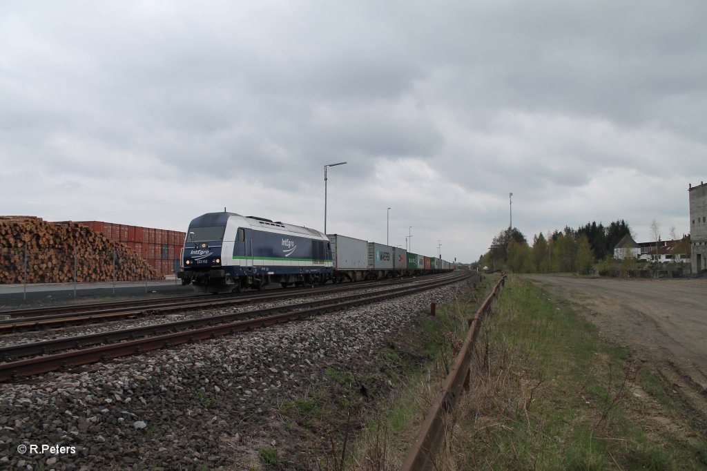 Nun drckt 223 152 den 2. Teil an den schon vorhandenen Teil 1 des Containerzuges 