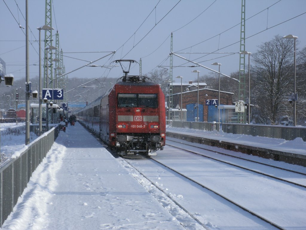 Ob IC 2213 von Binz p�nktlich,am 04.Februar 2012,Stuttgart erreichte ? Jedenfalls den Bahnhof Bergen/R�gen erreichte 101 048-7 p�nktlich.