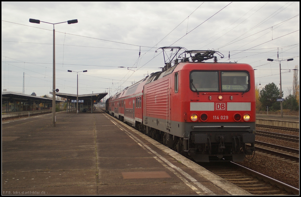 Obwohl in Fahrtzielanzeiger Wnsdorf-Waldstadt steht, geht es mit DB Regio 114 029 nach Berlin-Lichtenberg (gesehen 10.11.2012 Berlin Schnefeld Flughafen)
