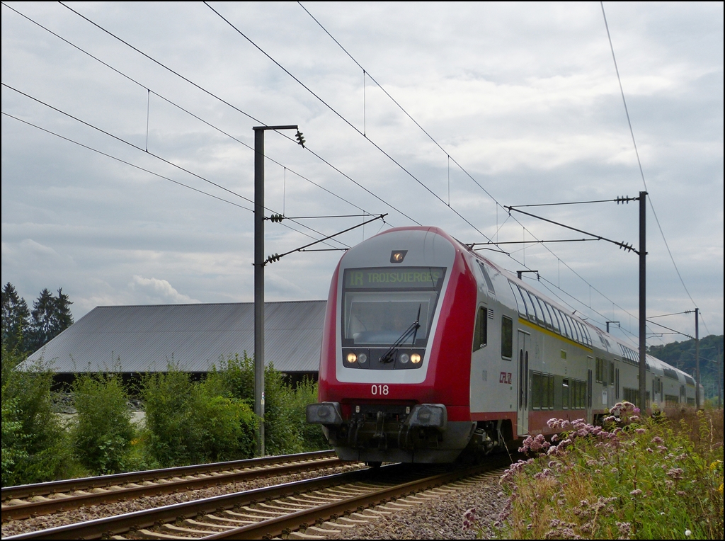 Obwohl der Linksverkehr in Luxembourg noch nicht eingefhrt wurde, berraschte mich der IR 3714 Luxembourg - Troisvierges, als er mir in Erpeldange/Ettelbrck auf dem  falschen  Gleis vor die Kamera fuhr. 24.08.2012 (Jeanny)