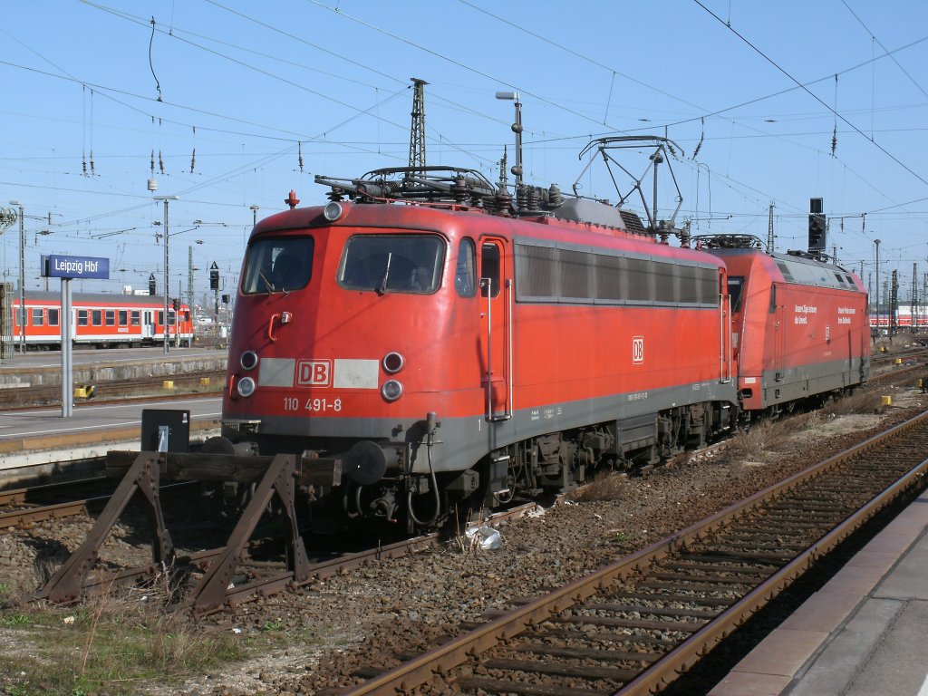 Obwohl Niemand auf dem F�hrerstand war,stand 110 491-8 aufgeb�gelt zusammen mit 101 038-8,am 26.M�rz 2012 vor dem Leipziger Hbf.