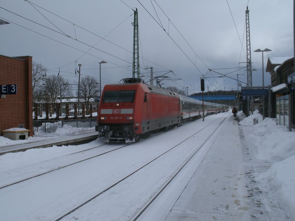 Ohne Probleme,trotz erneuten Schneefalls,erreichte 101 127-9 mit dem IC 2356 Binz-Frankfurt Flughafen,am 24.M�rz 2013,Bergen/R�gen.